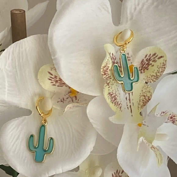 Cute and funky green cactus earrings - Picture 6 of 6